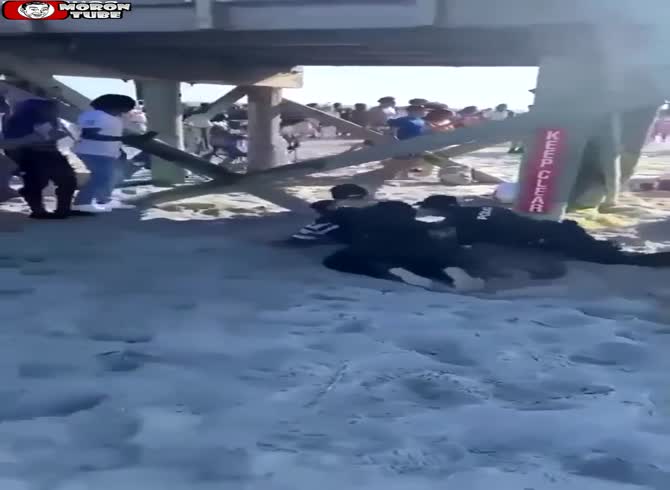 Video :Shootings and fights on a beach in South Carolina